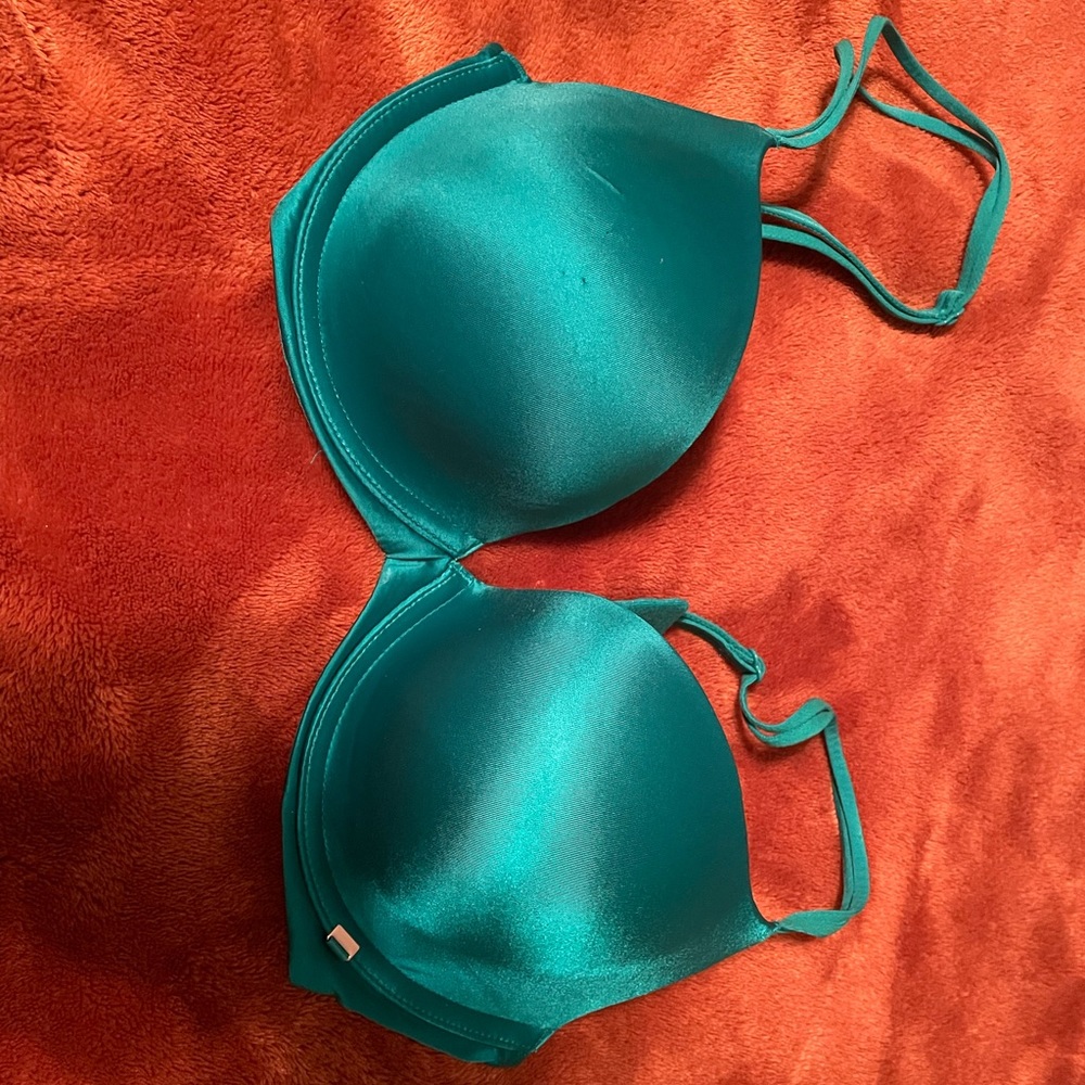 32D Victoria’s Secret lightly lined